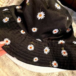 Alice + Olivia bucket hat (Daisy)